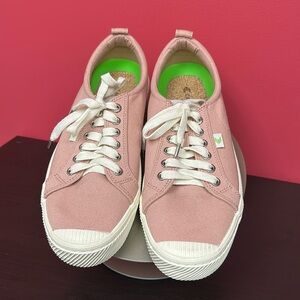 Cariuma Rose OCA Low Canvas Sneakers 👟 with white 🤍 soles! Ethically sourced.